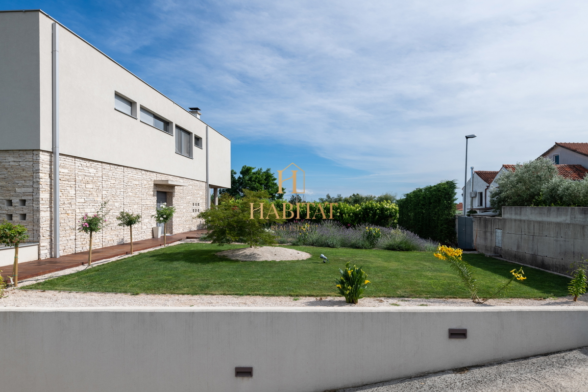 Istra, Zambratija, luksuzna vila 420 m2, 4 spalnice, 4 kopalnice, garaža