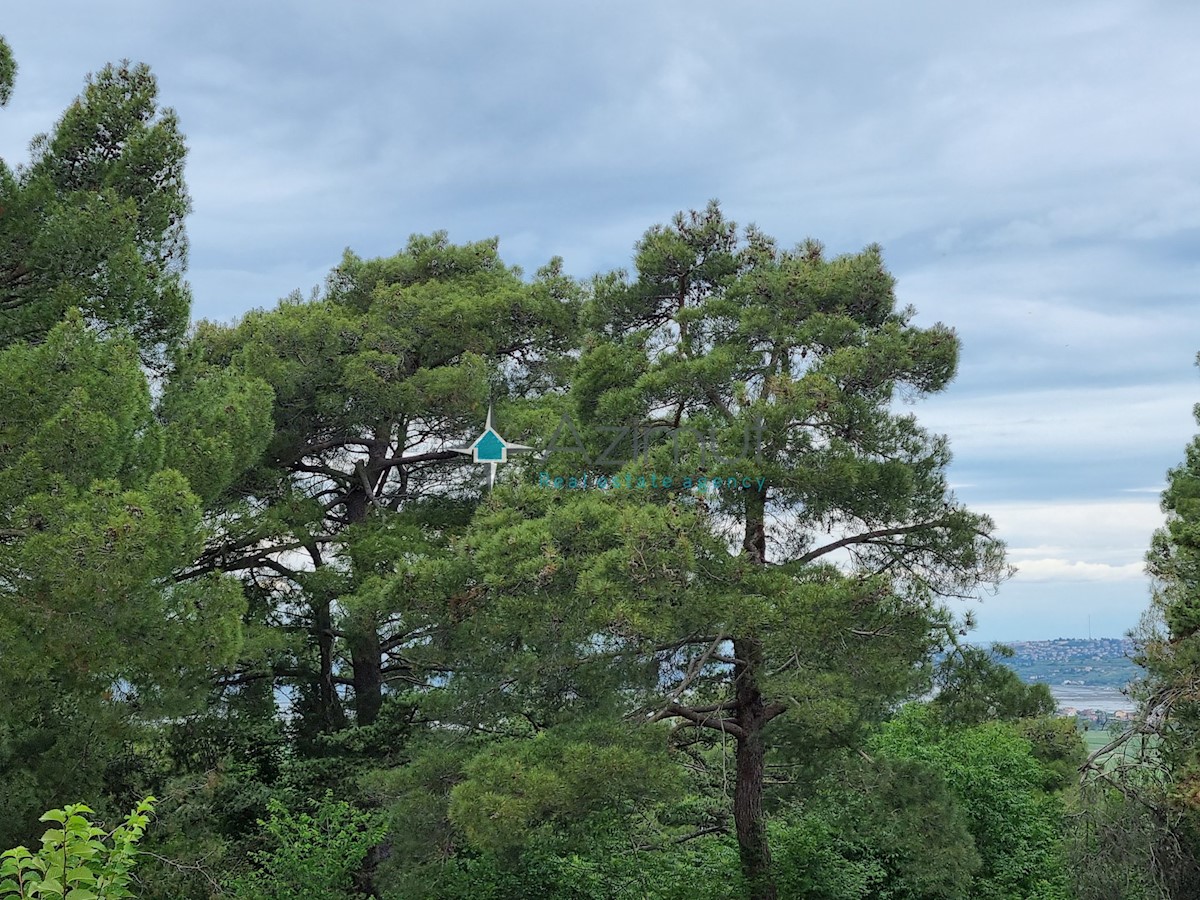 Istra, Buje, Kaštel, gradbeno zemljišče 872m2, pogled na morje