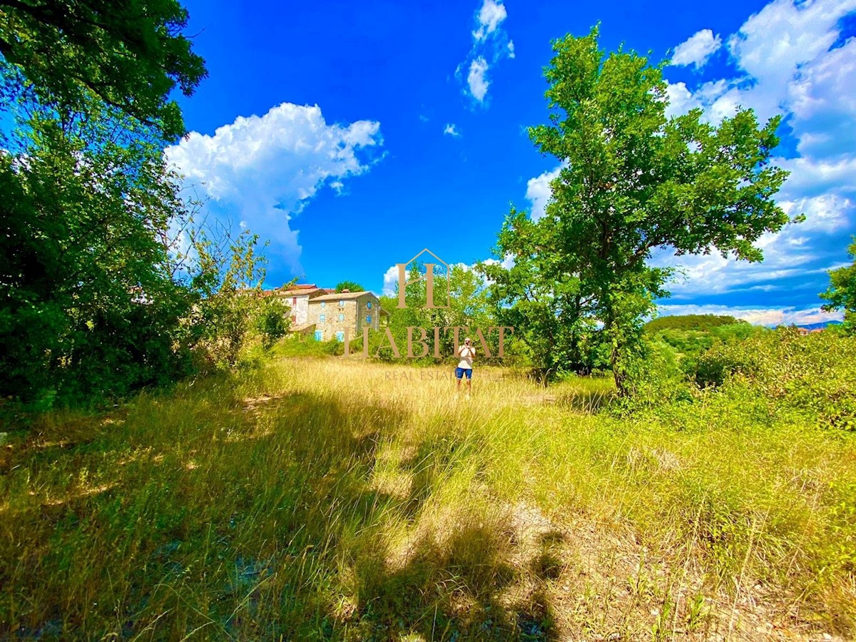 Istra, Draguć, PRILOŽNOST, gradbena parcela na čudoviti lokaciji, stanovanjska namembnost