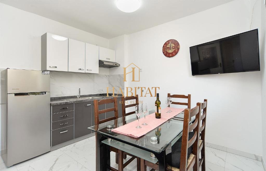 Istra, Medulin, hiša 220m2 s tremi apartmaji, 300m od morja