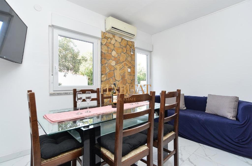 Istra, Medulin, hiša 220m2 s tremi apartmaji, 300m od morja