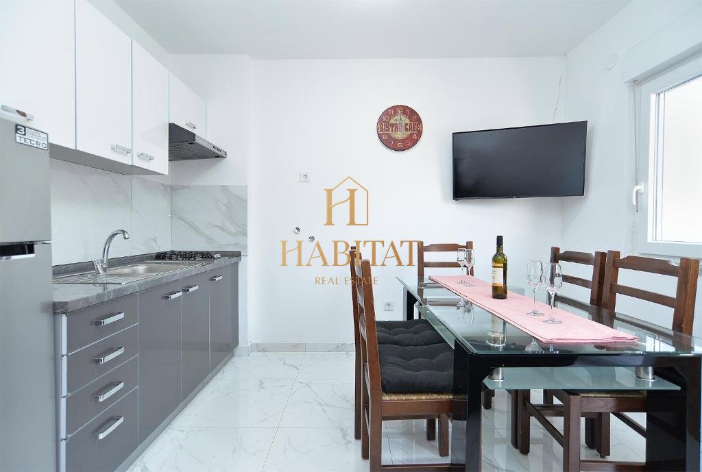 Istra, Medulin, hiša 220m2 s tremi apartmaji, 300m od morja