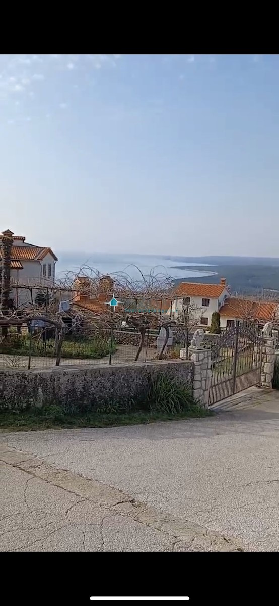 Labin, Skitača, gradbeno zemljišče 794m2 s pogledom na morje, 2500m od morja.