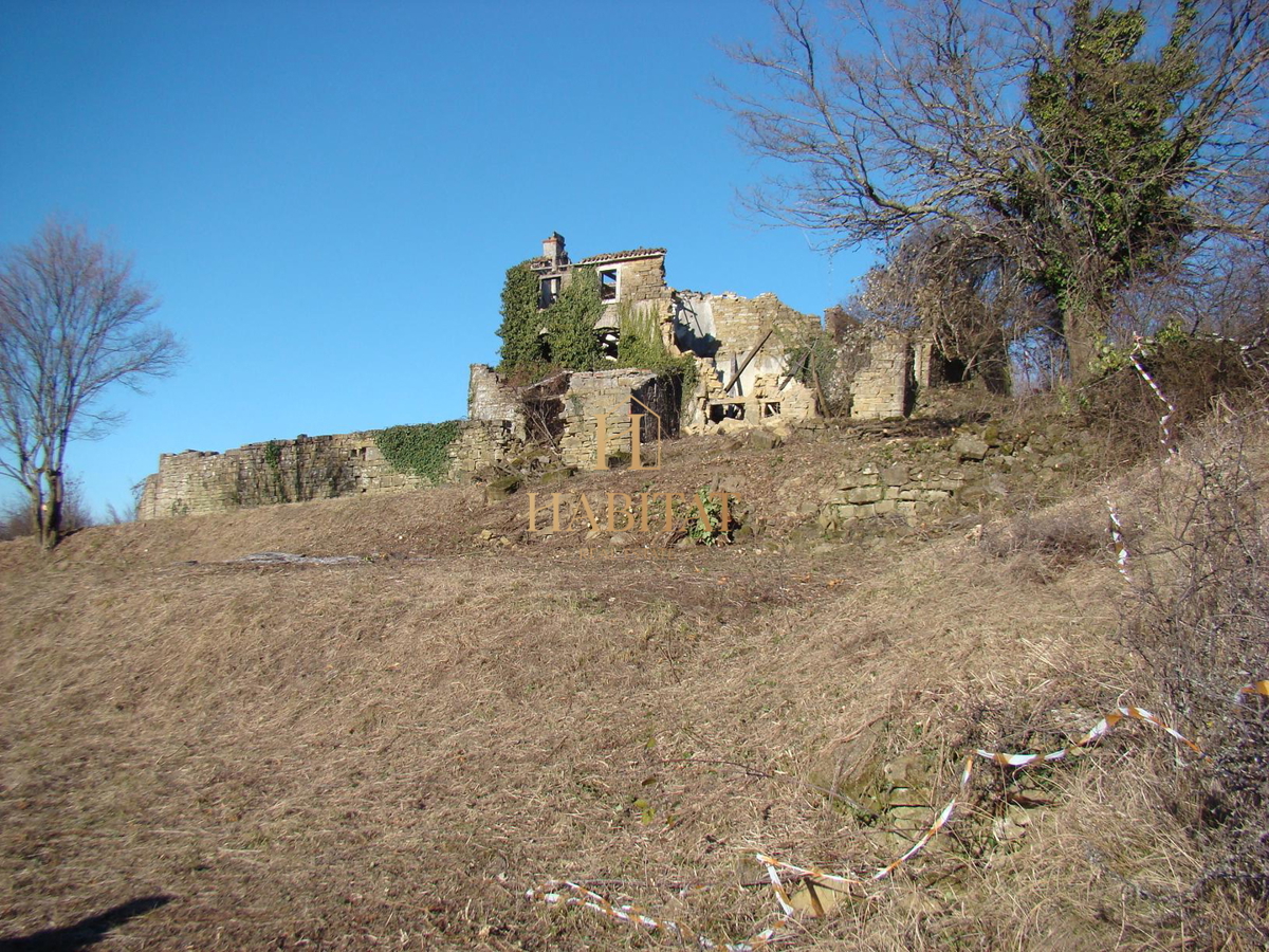 Istra, Grožnjan, Kuberton , gradbeno zemljišče 2400m2, kompleks naselij