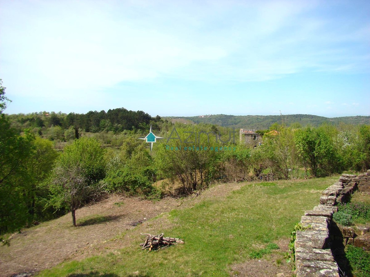 Istra, Grožnjan, Kuberton , gradbeno zemljišče 2400m2, kompleks naselij