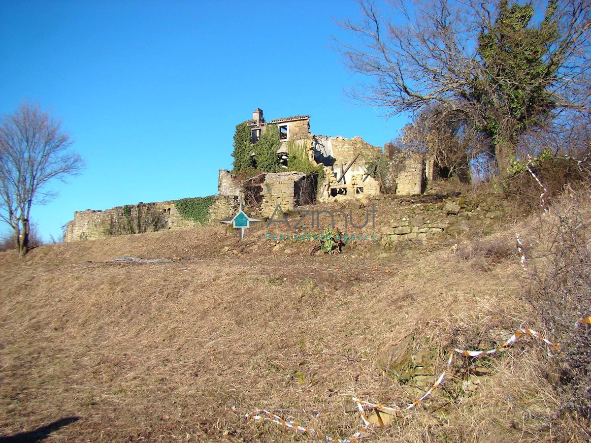 Istra, Grožnjan, Kuberton , gradbeno zemljišče 2400m2, kompleks naselij