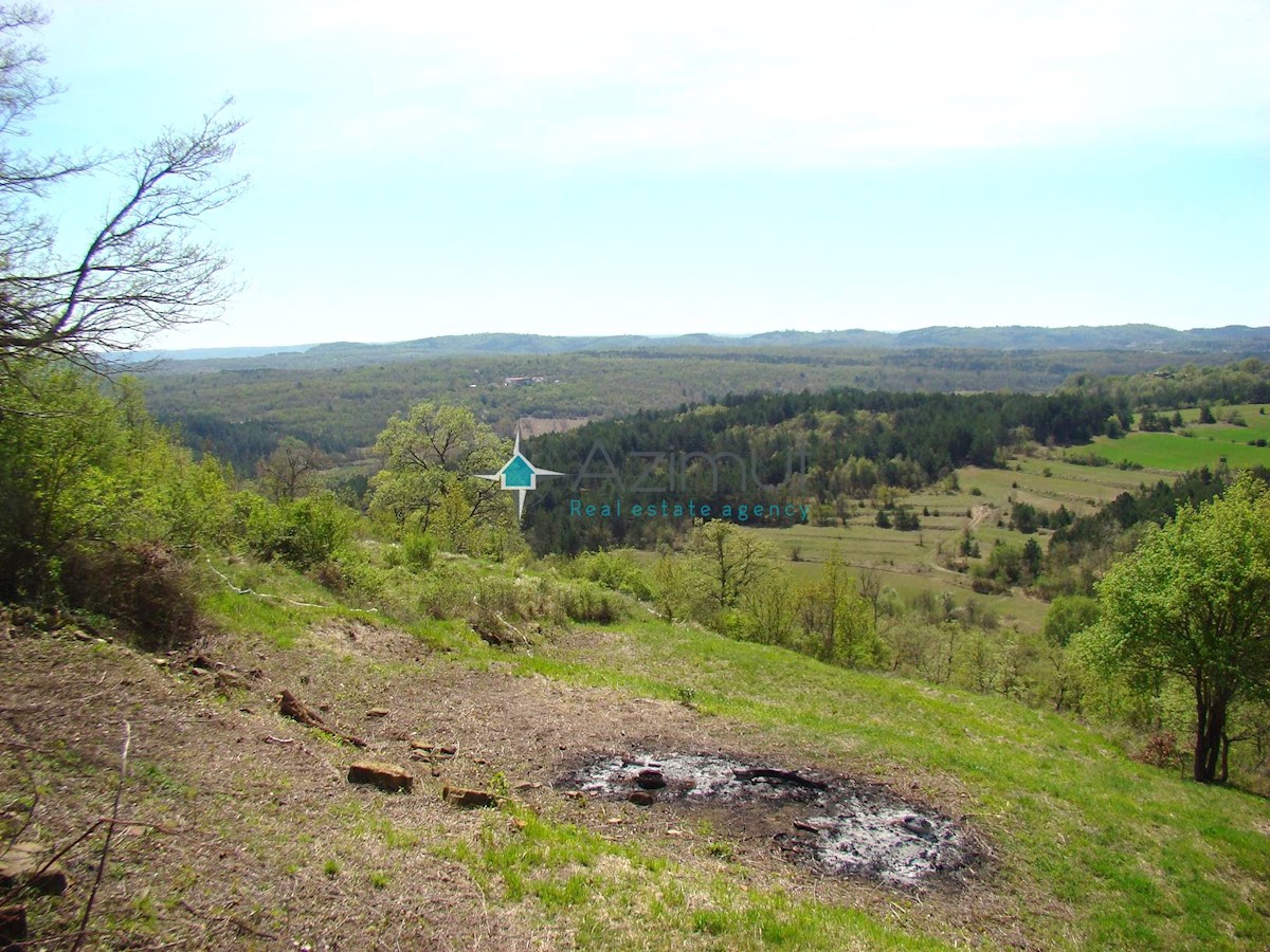 Istra, Grožnjan, Kuberton , gradbeno zemljišče 2400m2, kompleks naselij