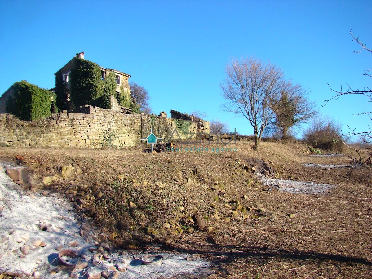 Istra, Grožnjan, Kuberton , gradbeno zemljišče 2400m2, kompleks naselij