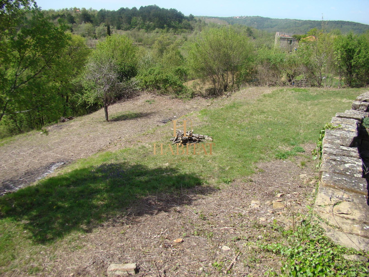 Istra, Grožnjan, Kuberton , gradbeno zemljišče 2400m2, kompleks naselij