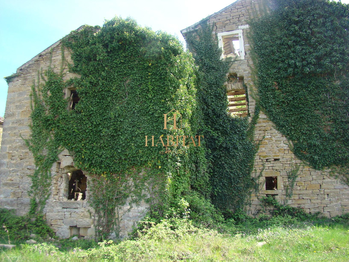 Istra, Grožnjan, Kuberton , gradbeno zemljišče 2400m2, kompleks naselij