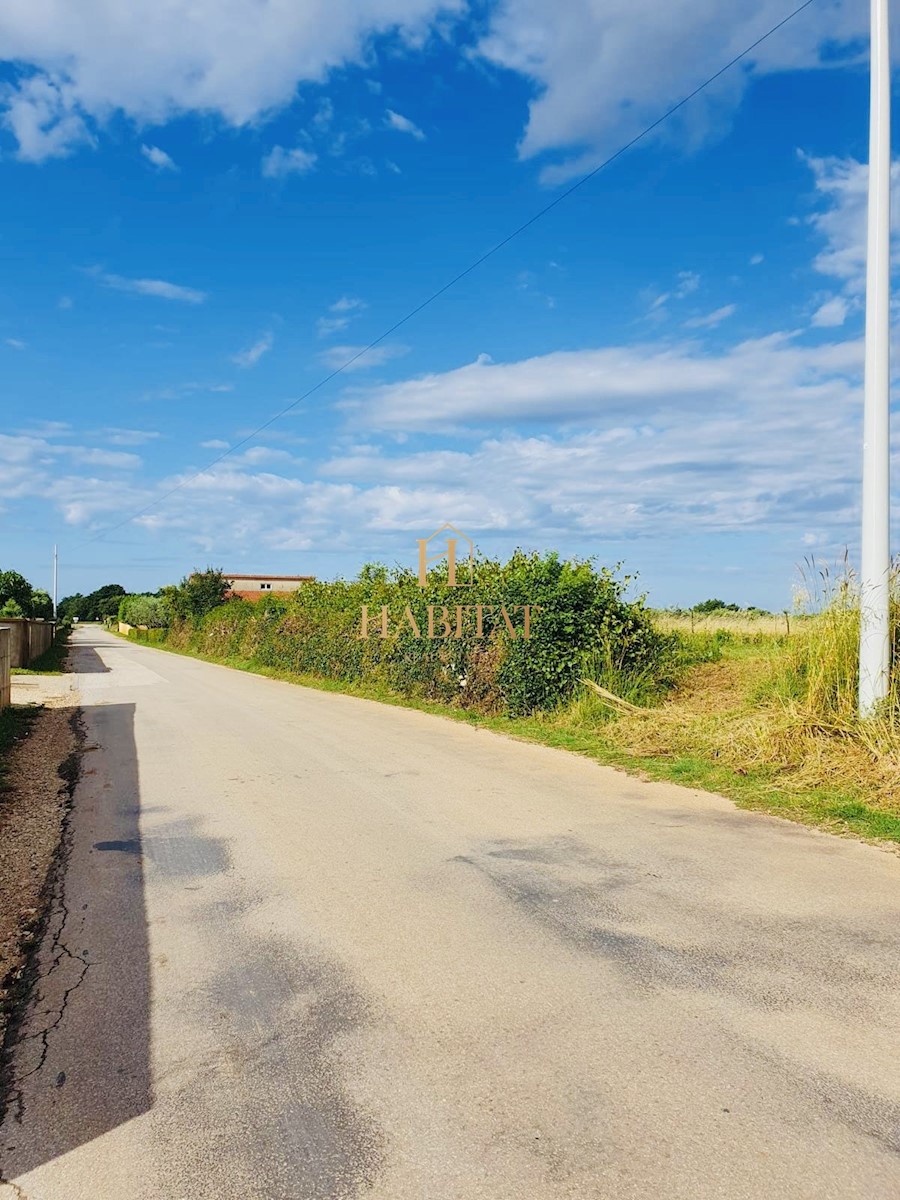 Istra, Ližnjan okolica, zazidljiva parcela 900m2, stanovanjska raba