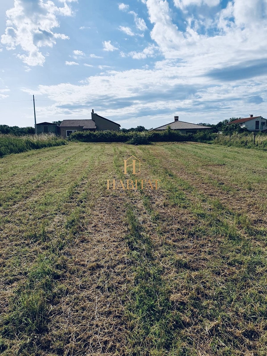 Istra, Ližnjan okolica, zazidljiva parcela 900m2, stanovanjska raba