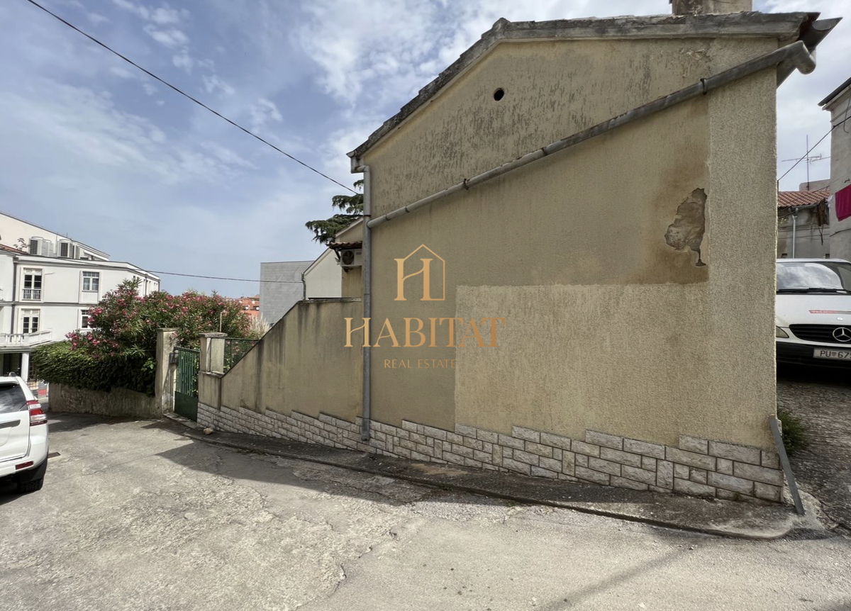 Istra, Pula center, hiša 150m2, 3 parkirna mesta, garaža, bližina bolnice