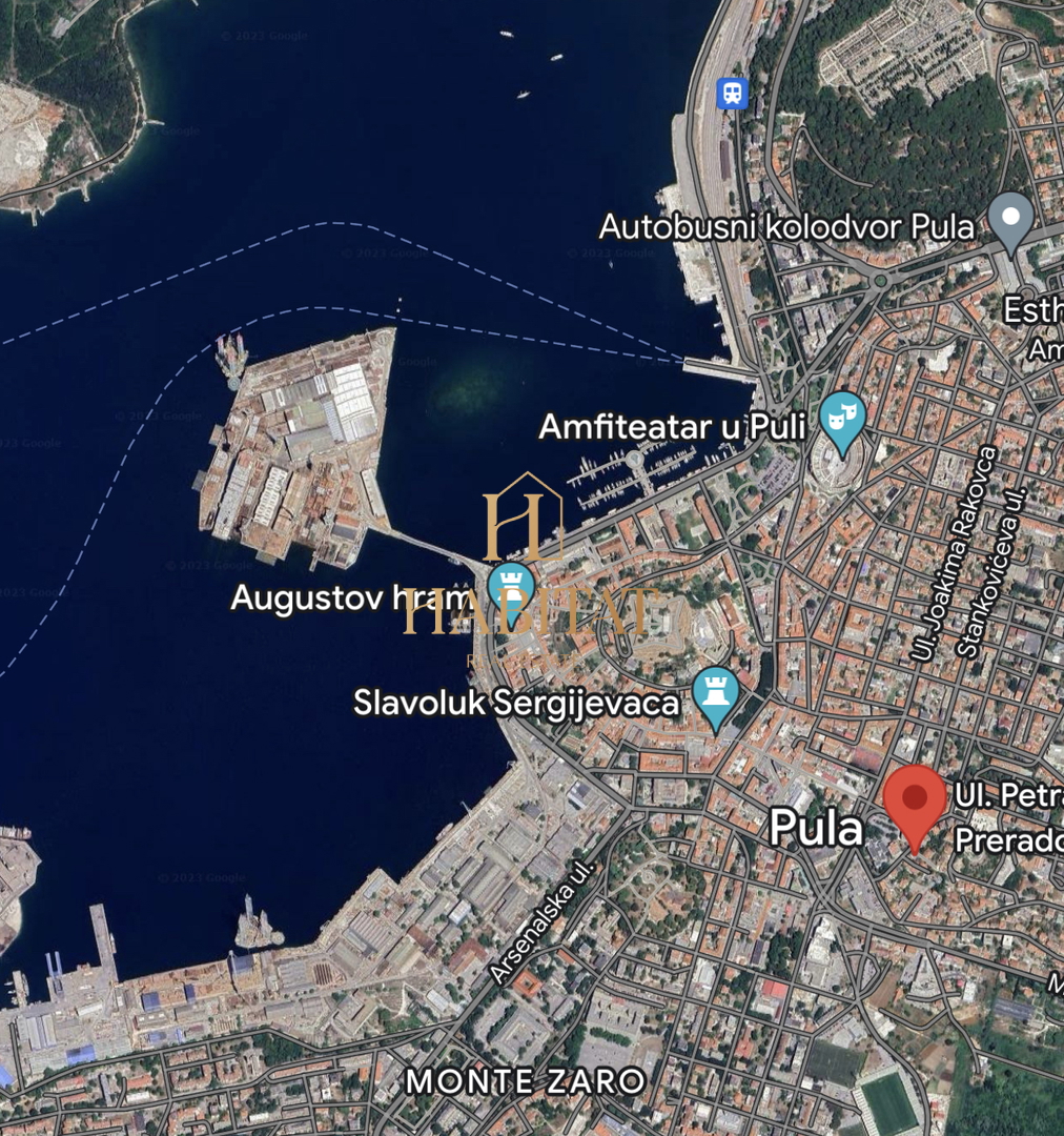 Istra, Pula center, hiša 150m2, 3 parkirna mesta, garaža, bližina bolnice