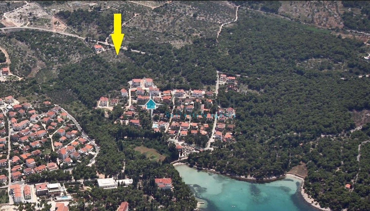 Dalmacija, otok Brač, Supetar, gradbeno zemljišče 3000m2, mešana raba, pogled na morje, 350m od morja