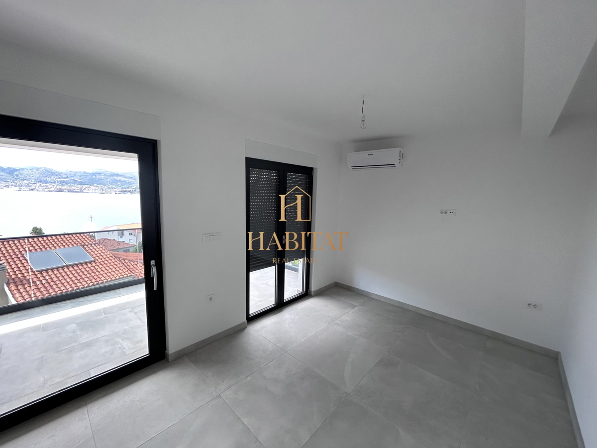 Dalmacija, Okrug Gornji, Penthouse 192m2, odprt pogled na morje