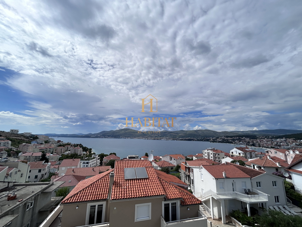 Dalmacija, Okrug Gornji, Penthouse 192m2, odprt pogled na morje