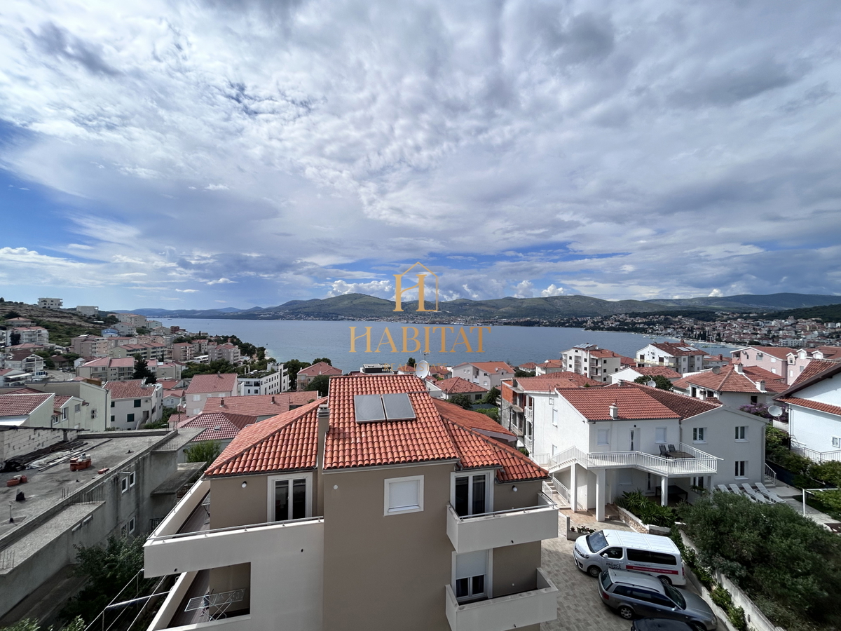 Dalmacija, Okrug Gornji, Penthouse 192m2, odprt pogled na morje