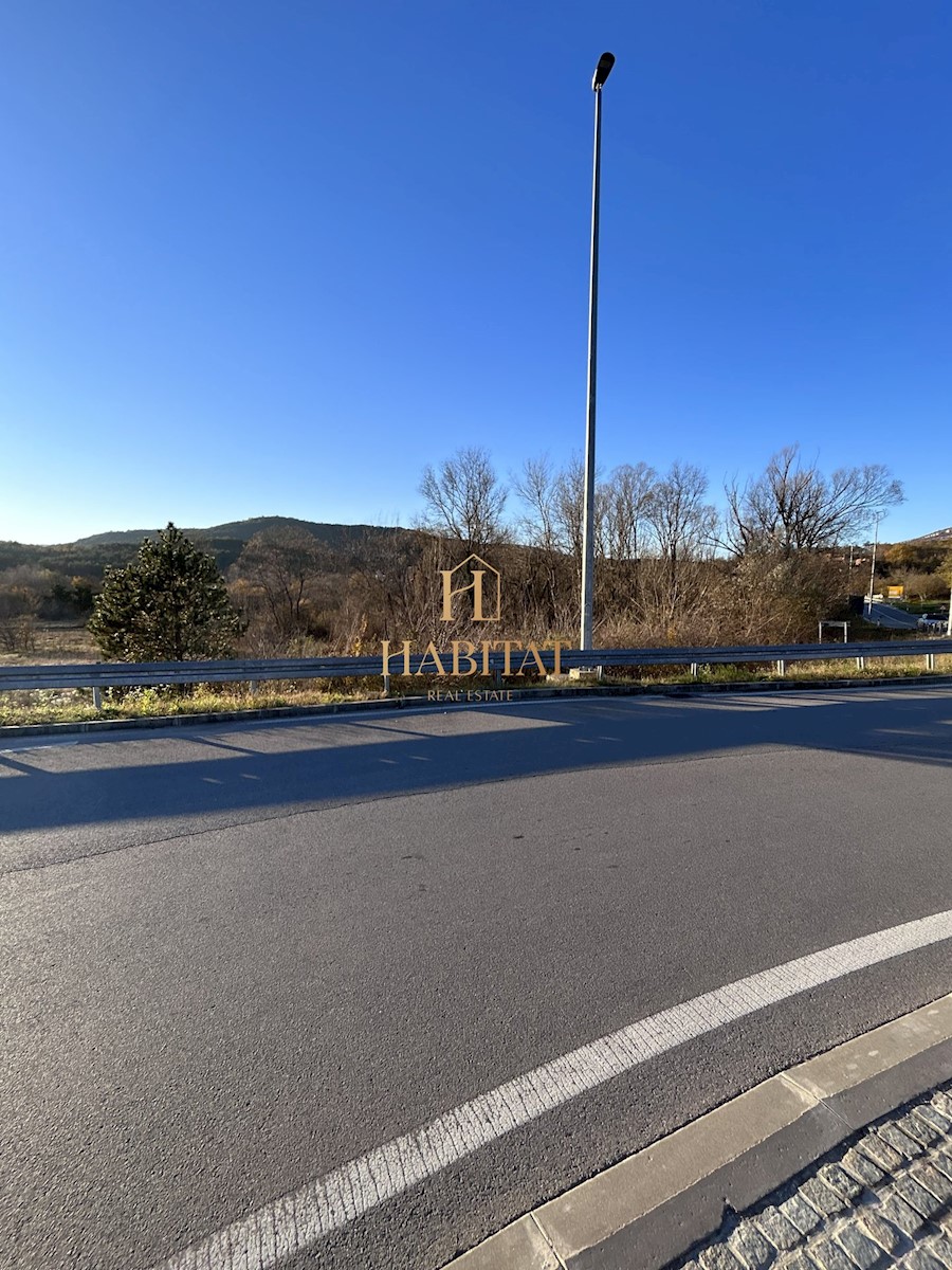 Istra, Buzet, gradbeno zemljišče 3881m2, poslovna raba, stanovanjska raba, trgovski center, bencinska črpalka