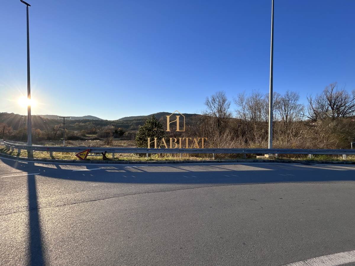 Istra, Buzet, gradbeno zemljišče 3881m2, poslovna raba, stanovanjska raba, trgovski center, bencinska črpalka