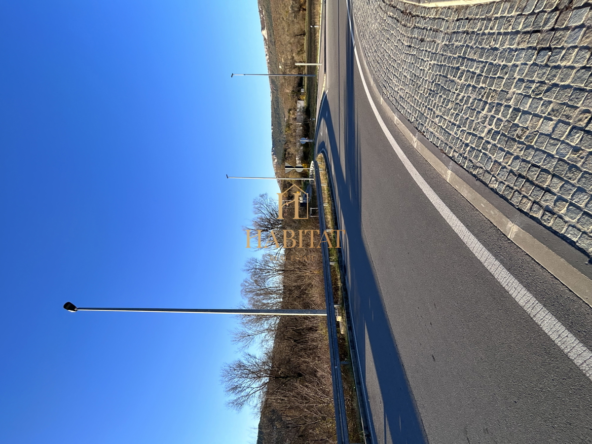 Istra, Buzet, gradbeno zemljišče 3881m2, poslovna raba, stanovanjska raba, trgovski center, bencinska črpalka