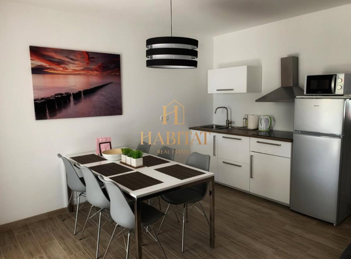 Istra, Pomer, hiša 280m2, trije apartmaji, en apartma, bazen