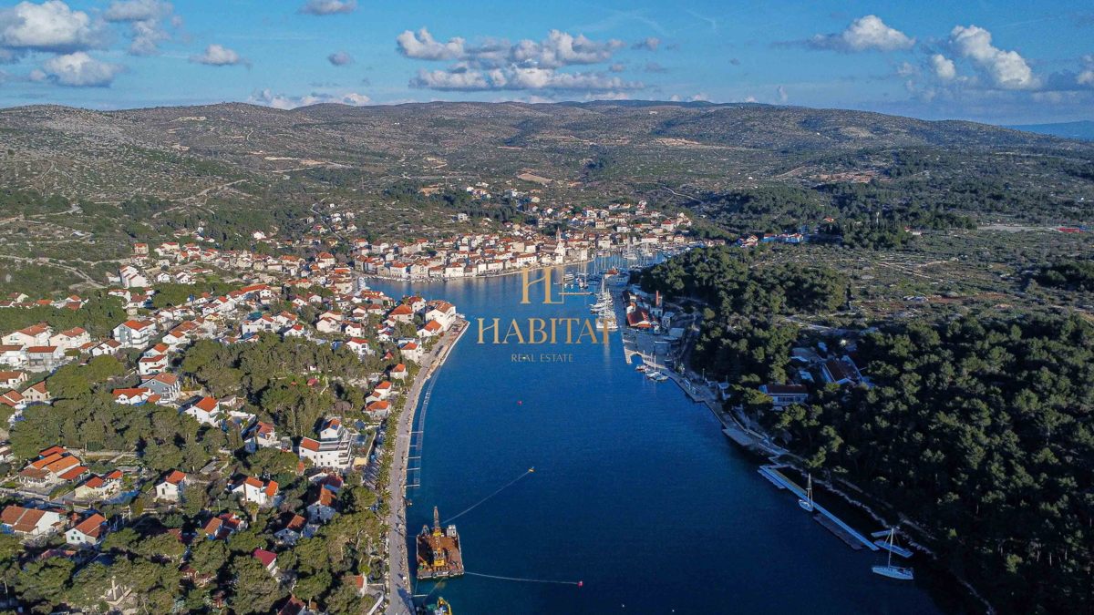 Dalmacija, otok Brač, Milna, gradbeno zemljišče 7216m2, vsa infrastruktura, pogled na morje