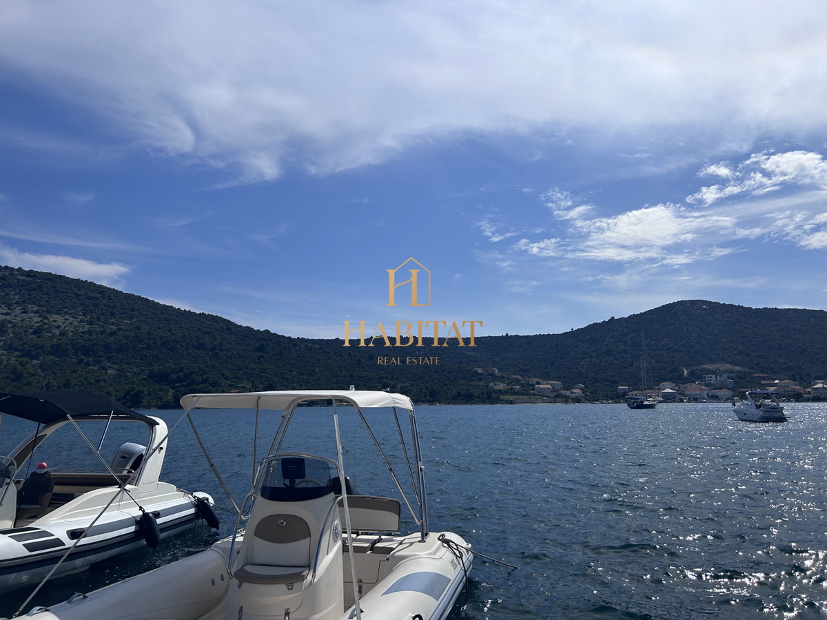 Dalmacija, Vinišće, gradbeno zemljišče 1252m2, pogled na morje iz prvega nadstropja, odlična lega, 80m od morja