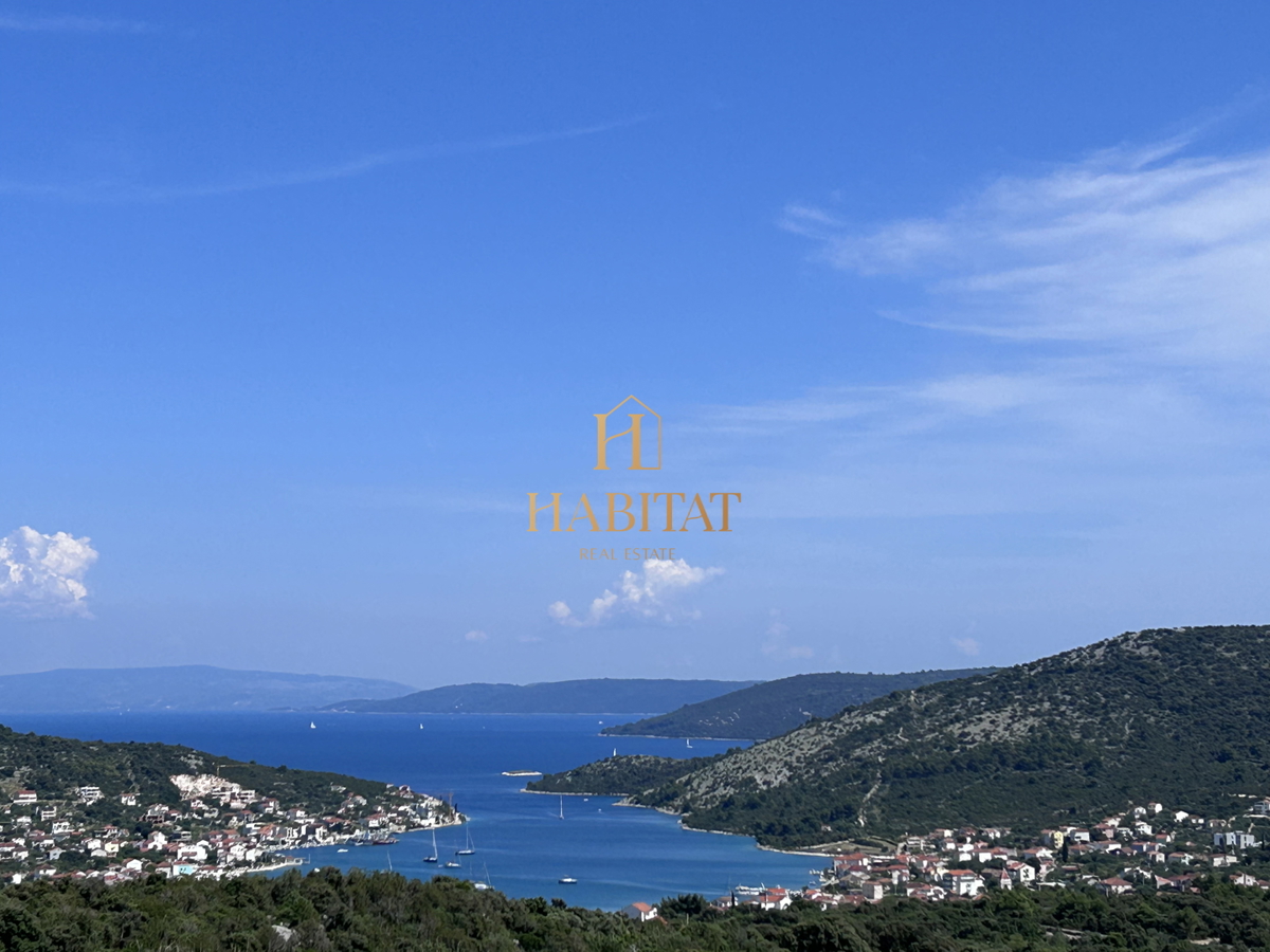 Dalmacija, Vinišće, gradbeno zemljišče 1252m2, pogled na morje iz prvega nadstropja, odlična lega, 80m od morja