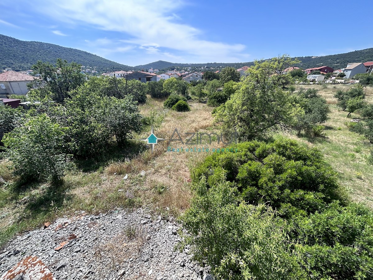 Dalmacija, Vinišće, gradbeno zemljišče 1252m2, pogled na morje iz prvega nadstropja, odlična lega, 80m od morja