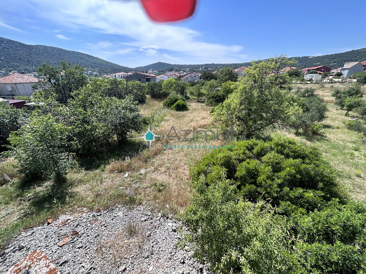 Dalmacija, Vinišće, gradbeno zemljišče 1252m2, pogled na morje iz prvega nadstropja, odlična lega, 80m od morja