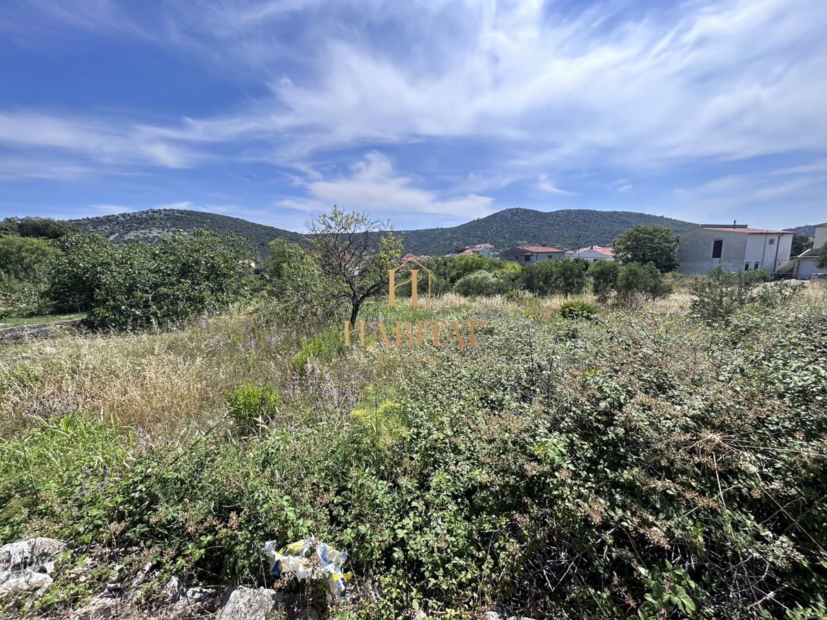 Dalmacija, Vinišće, gradbeno zemljišče 1252m2, pogled na morje iz prvega nadstropja, odlična lega, 80m od morja