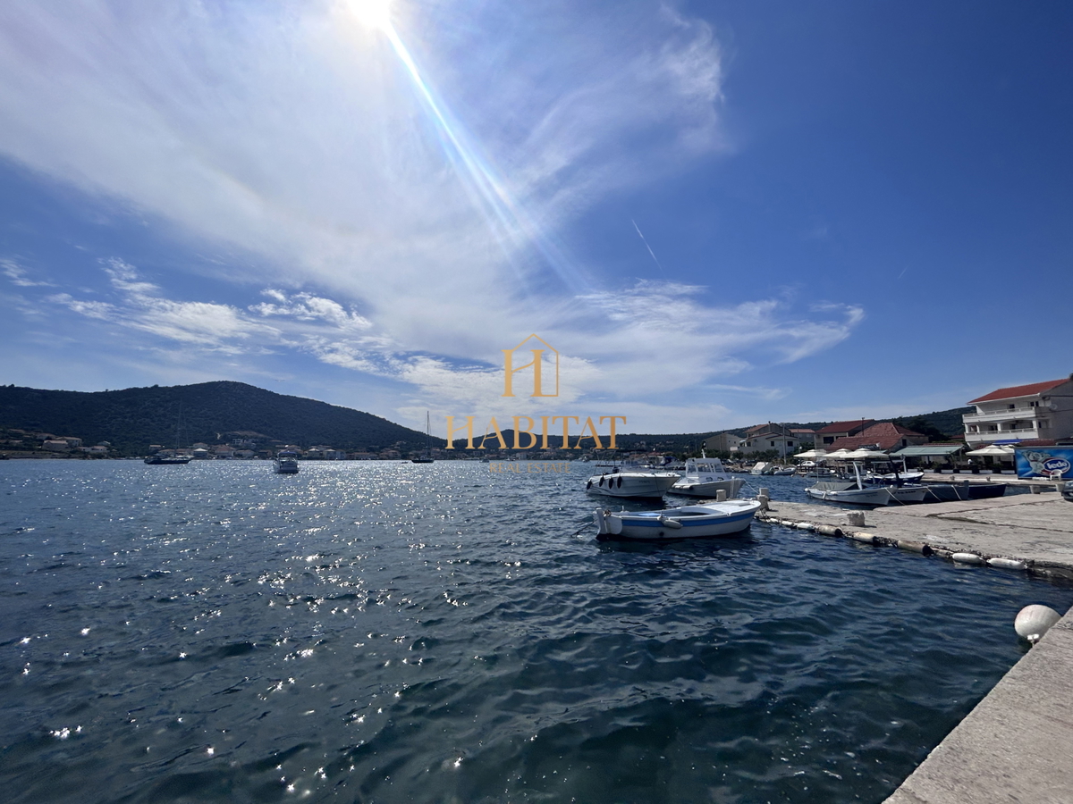Dalmacija, Vinišće, gradbeno zemljišče 1252m2, pogled na morje iz prvega nadstropja, odlična lega, 80m od morja