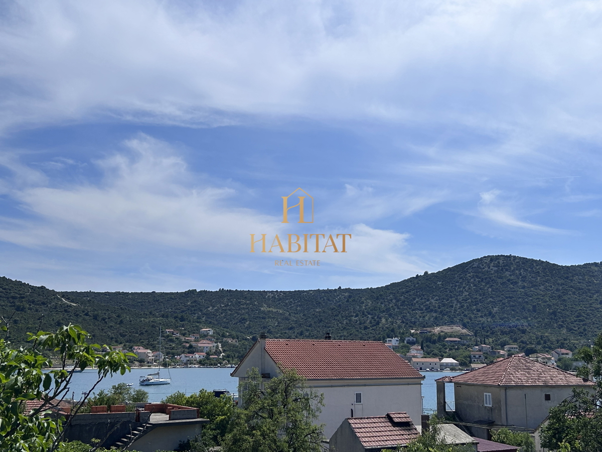Dalmacija, Vinišće, gradbeno zemljišče 1252m2, pogled na morje iz prvega nadstropja, odlična lega, 80m od morja