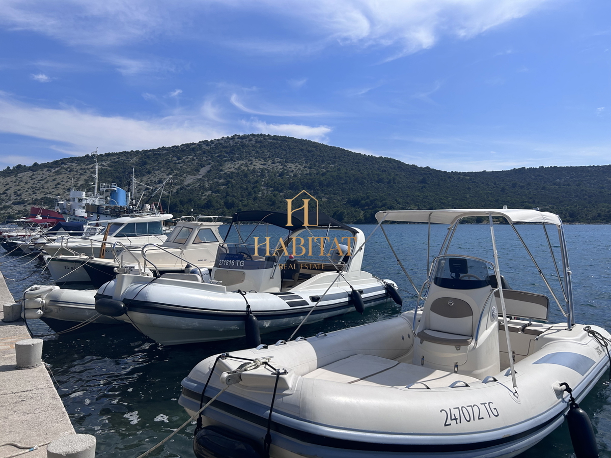 Dalmacija, Vinišće, gradbeno zemljišče 1252m2, pogled na morje iz prvega nadstropja, odlična lega, 80m od morja