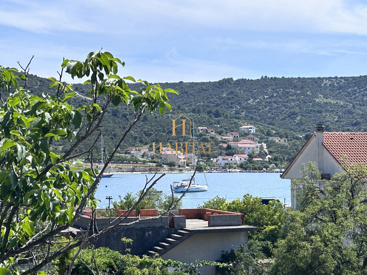 Dalmacija, Vinišće, gradbeno zemljišče 1252m2, pogled na morje iz prvega nadstropja, odlična lega, 80m od morja