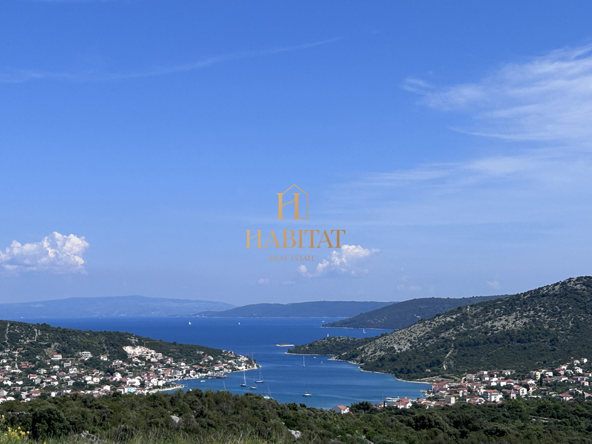 Dalmacija, Vinišće, gradbeno zemljišče 1252m2, pogled na morje iz prvega nadstropja, odlična lega, 80m od morja