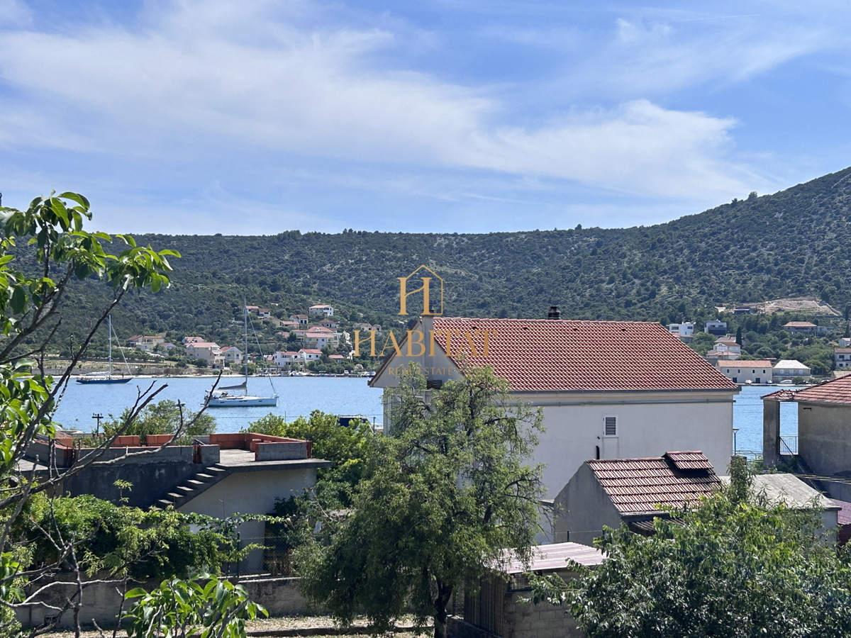 Dalmacija, Vinišće, gradbeno zemljišče 1252m2, pogled na morje iz prvega nadstropja, odlična lega, 80m od morja