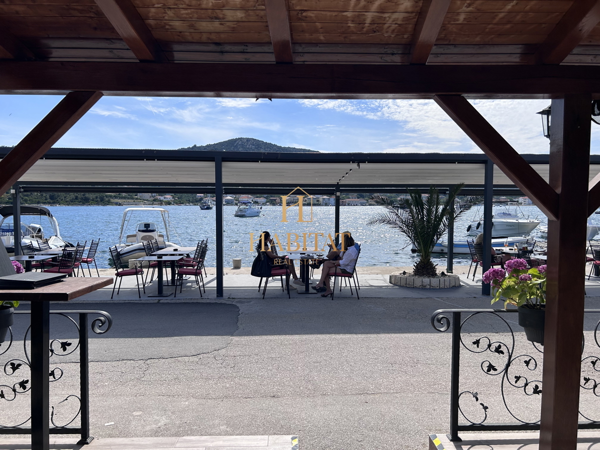 Dalmacija, Vinišće, gradbeno zemljišče 1252m2, pogled na morje iz prvega nadstropja, odlična lega, 80m od morja