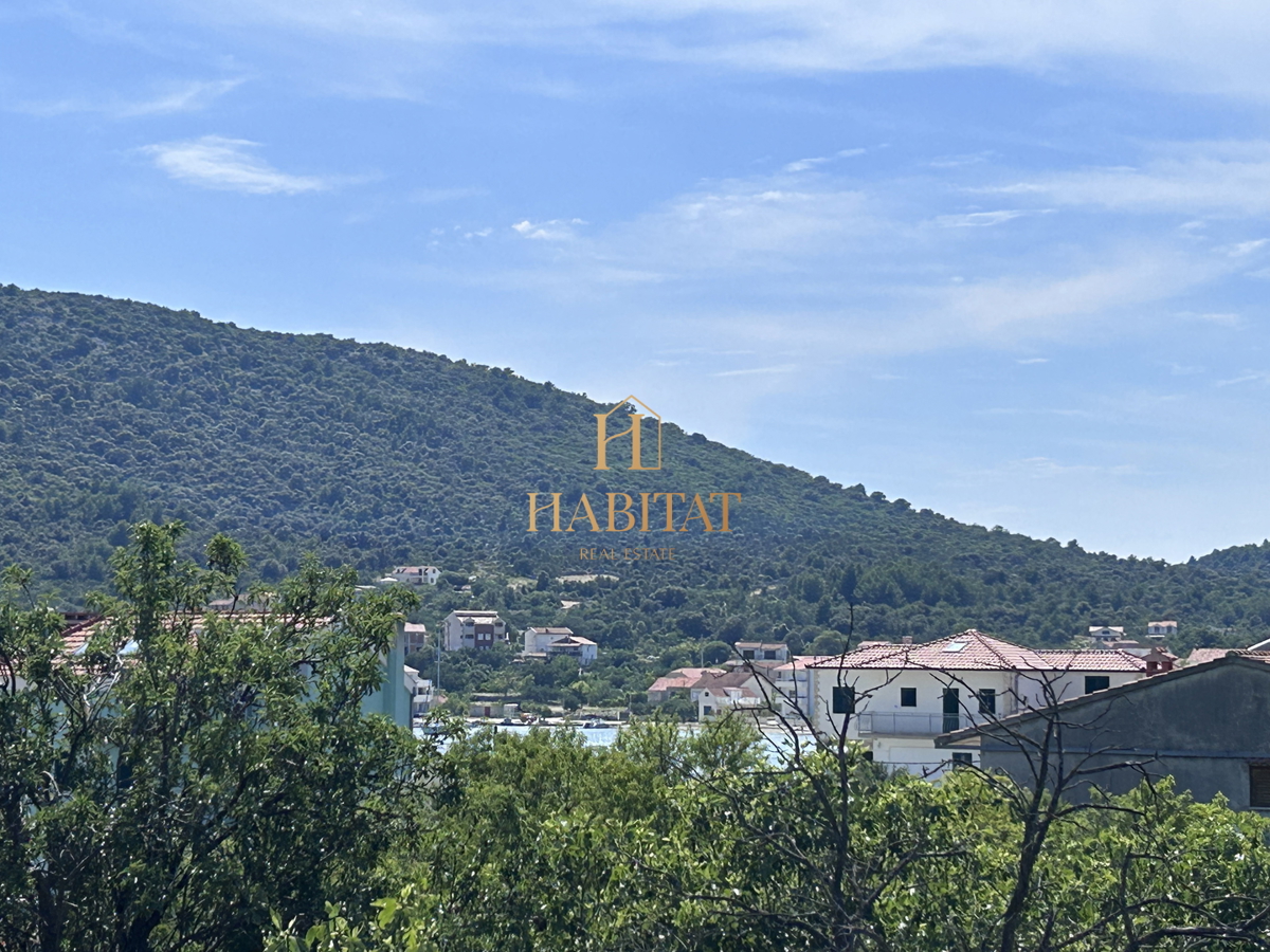 Dalmacija, Vinišće, gradbeno zemljišče 1252m2, pogled na morje iz prvega nadstropja, odlična lega, 80m od morja