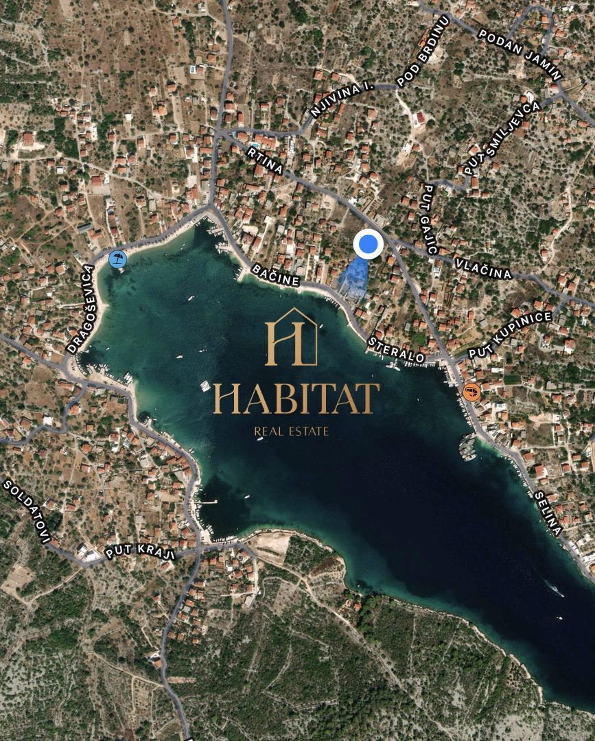 Dalmacija, Vinišće, gradbeno zemljišče 1252m2, pogled na morje iz prvega nadstropja, odlična lega, 80m od morja