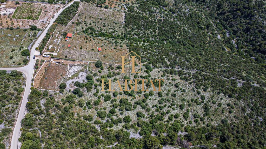 Dalmacija, Čiovo, parcela 13.649m2, tri hiše na parceli, elektrika, voda, trta