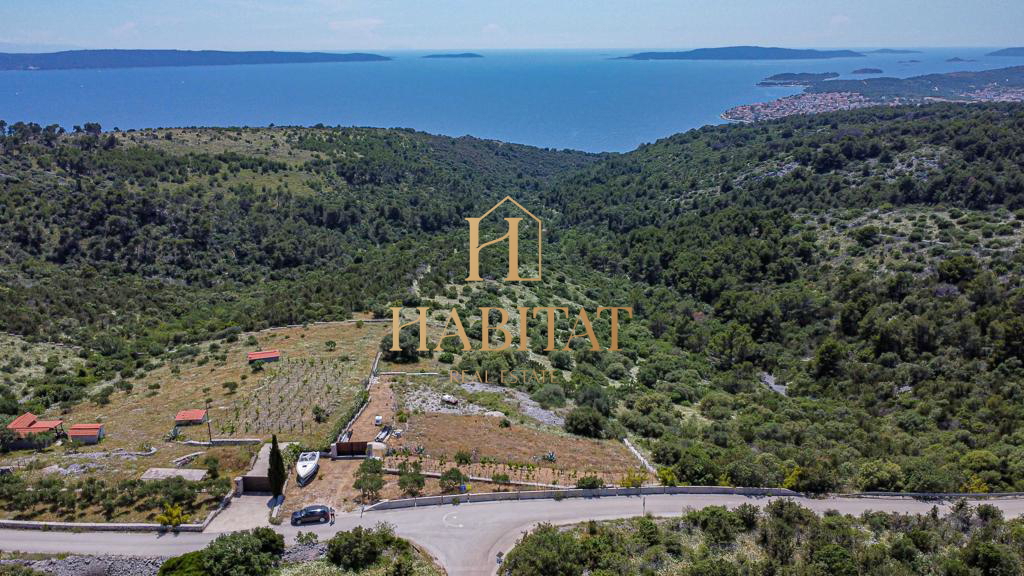 Dalmacija, Čiovo, parcela 13.649m2, tri hiše na parceli, elektrika, voda, trta