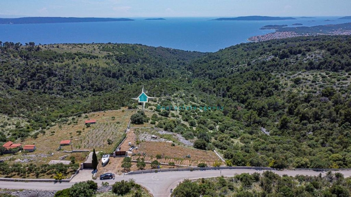 Dalmacija, Čiovo, parcela 13.649m2, tri hiše na parceli, elektrika, voda, trta