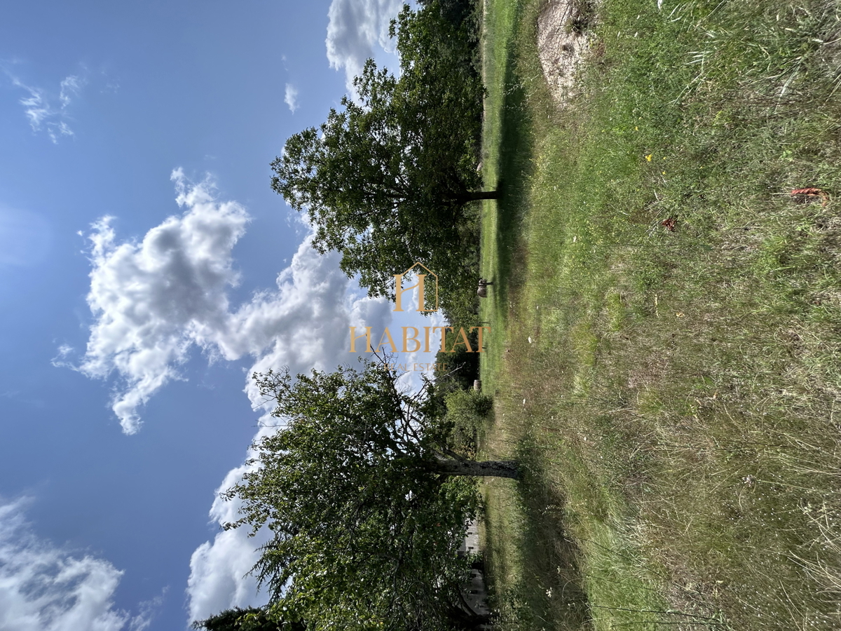 Istra, Žminj, Šoštari, gradbeno zemljišče 2201m2, elektrika, voda, počitniška vila