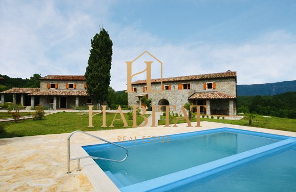 Krsan okolica, Vila 400m2, dvorišče 5000m2, 2 objekta, za turizem, bazen