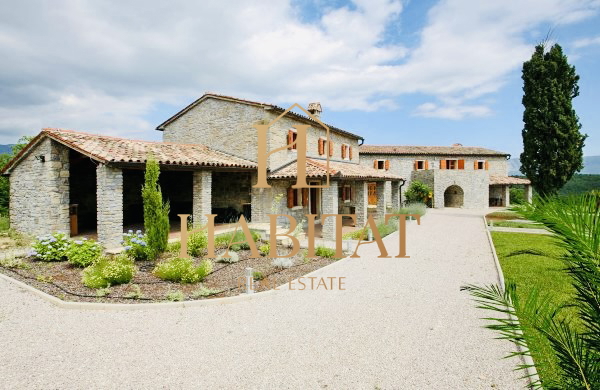 Krsan okolica, Vila 400m2, dvorišče 5000m2, 2 objekta, za turizem, bazen