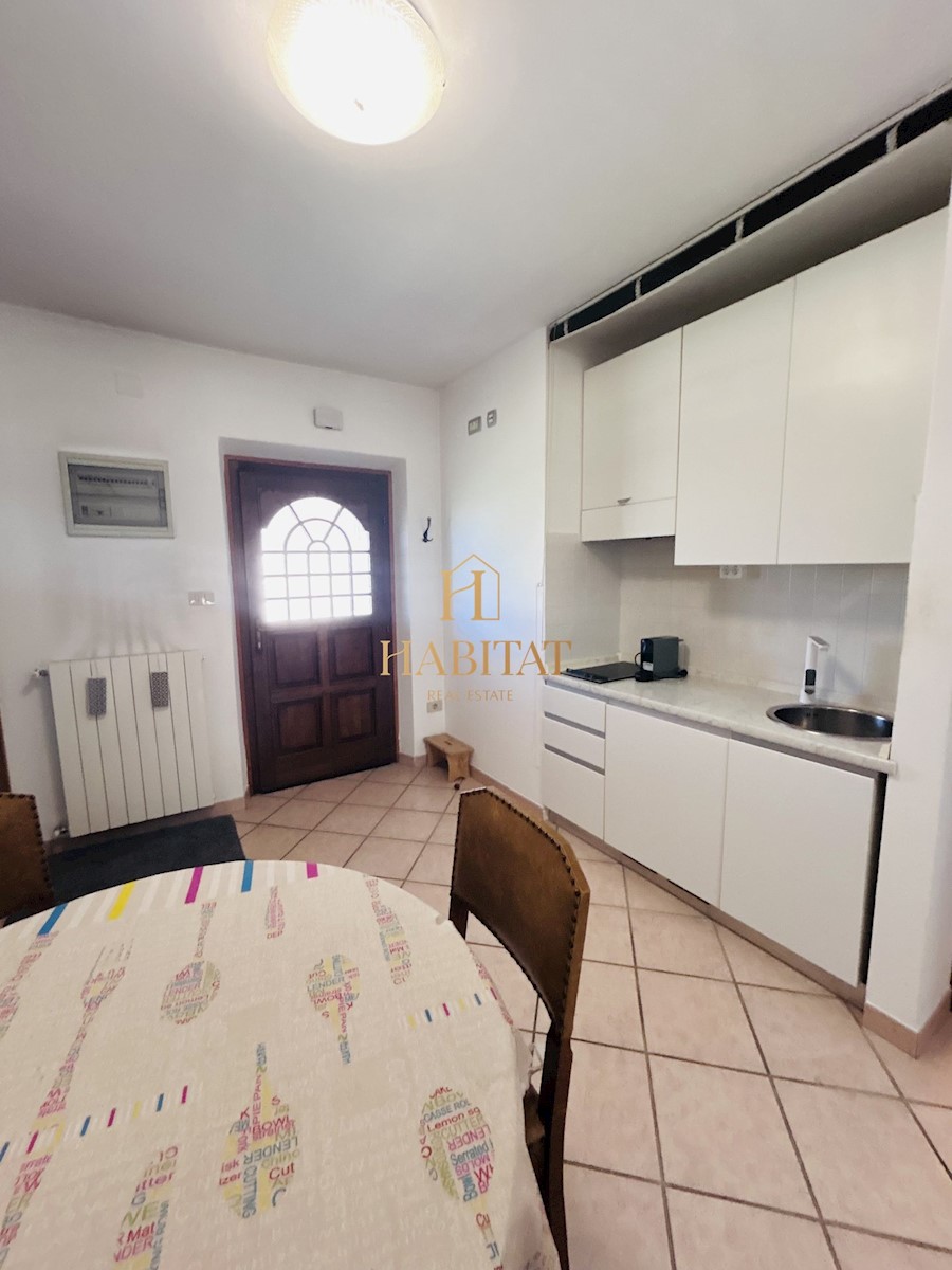 Istra, Umag, hiša 250m2 s 3 apartmaji, dvorišče 500m2, opremljeno