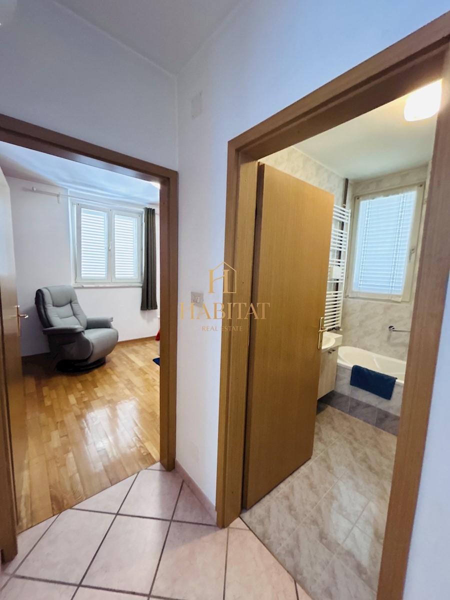 Istra, Umag, hiša 250m2 s 3 apartmaji, dvorišče 500m2, opremljeno