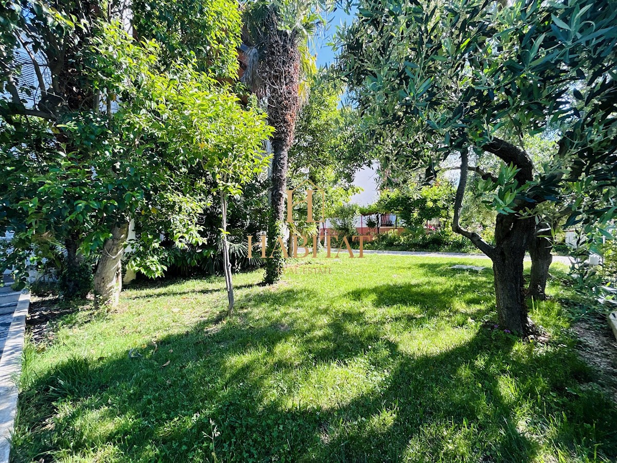 Istra, Umag, hiša 250m2 s 3 apartmaji, dvorišče 500m2, opremljeno